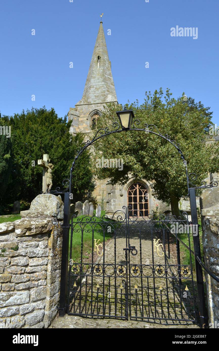 All Saint Church - Brompton by Sawdon - porta ad arco, percorso verso Church Door - Yorkshire UK Foto Stock