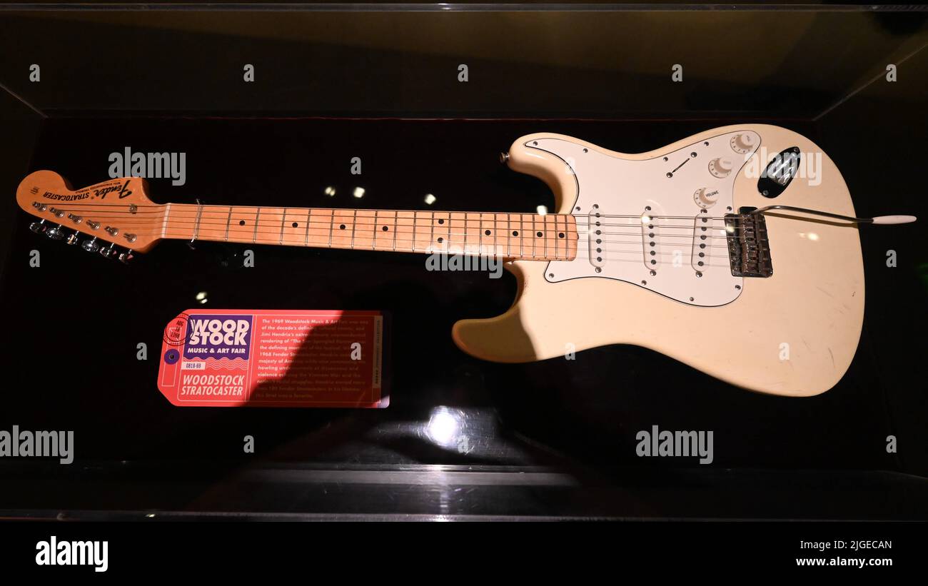La chitarra che Jimmy Hendrix ha suonato a Woodstock nel 1968. Foto Stock