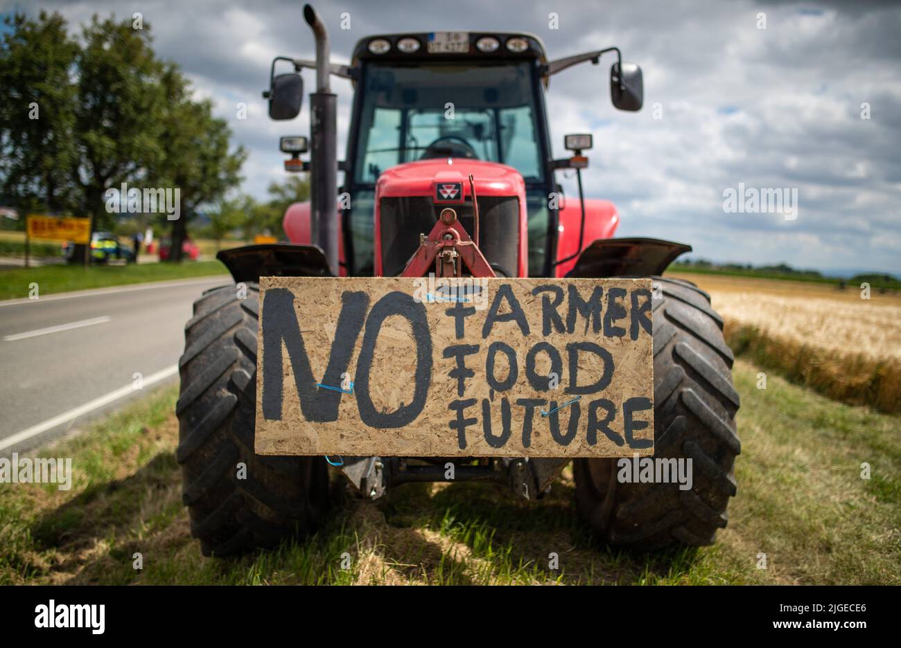 Stoccarda, Germania. 10th luglio 2022. Nel corso di una dimostrazione degli agricoltori filderland contro la costruzione del tunnel ferroviario 'Pfaffensteigtunnel', un trattore con un cartello con l'iscrizione 'No Farmer - No Food - No Future' si trova su un campo di Stoccarda-Plieningen. Durante la dimostrazione, gli agricoltori hanno circondato con i loro trattori una zona che sarebbe stata tolta loro dal cantiere del tunnel Pfaffensteig progettato. Credit: Christoph Schmidt/dpa/Alamy Live News Foto Stock