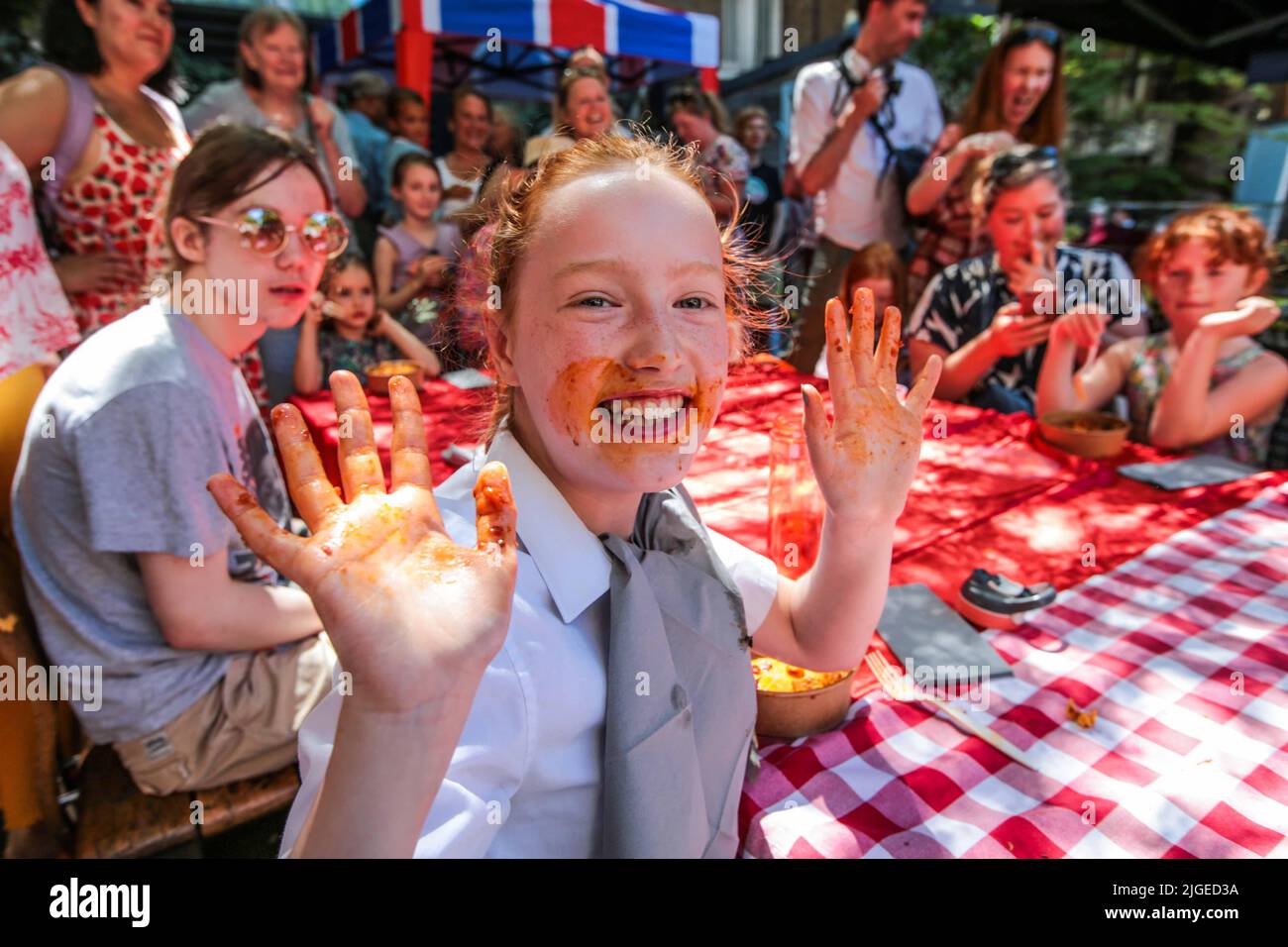 Londra UK 10 Luglio 2022 Spaghetti Eating Competition al Soho Village Fete 47th celebrato oggi, con Spaghetti Eating Competition, il Soho Dog Show, Soho Police vs Soho Fire Station Tug of War, Snail Racing più cibo e bevande, divertimento per tutta la famiglia. Paul Quezada-Neiman/Alamy Live News Foto Stock