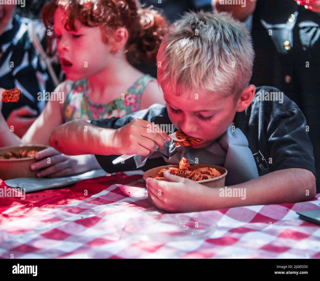 Londra UK 10 Luglio 2022 Spaghetti Eating Competition al Soho Village Fete 47th celebrato oggi, con Spaghetti Eating Competition, il Soho Dog Show, Soho Police vs Soho Fire Station Tug of War, Snail Racing più cibo e bevande, divertimento per tutta la famiglia. Paul Quezada-Neiman/Alamy Live News Foto Stock