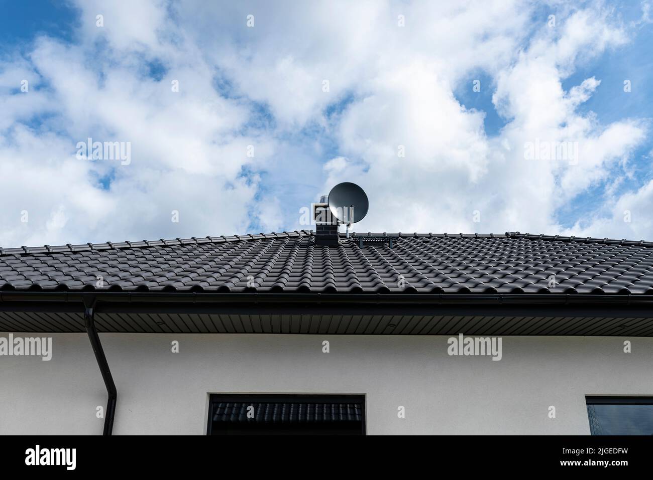 Parabola satellite in grafite montata sul camino con il supporto del camino. Foto Stock