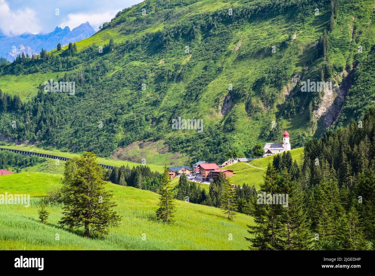 Vista di Damüls e la chiesa del villaggio di Sankt Nikolaus nella foresta di Bregenz sullo sfondo il Rote Wand (2704 m) nei Monti Lechquell, Vor Foto Stock