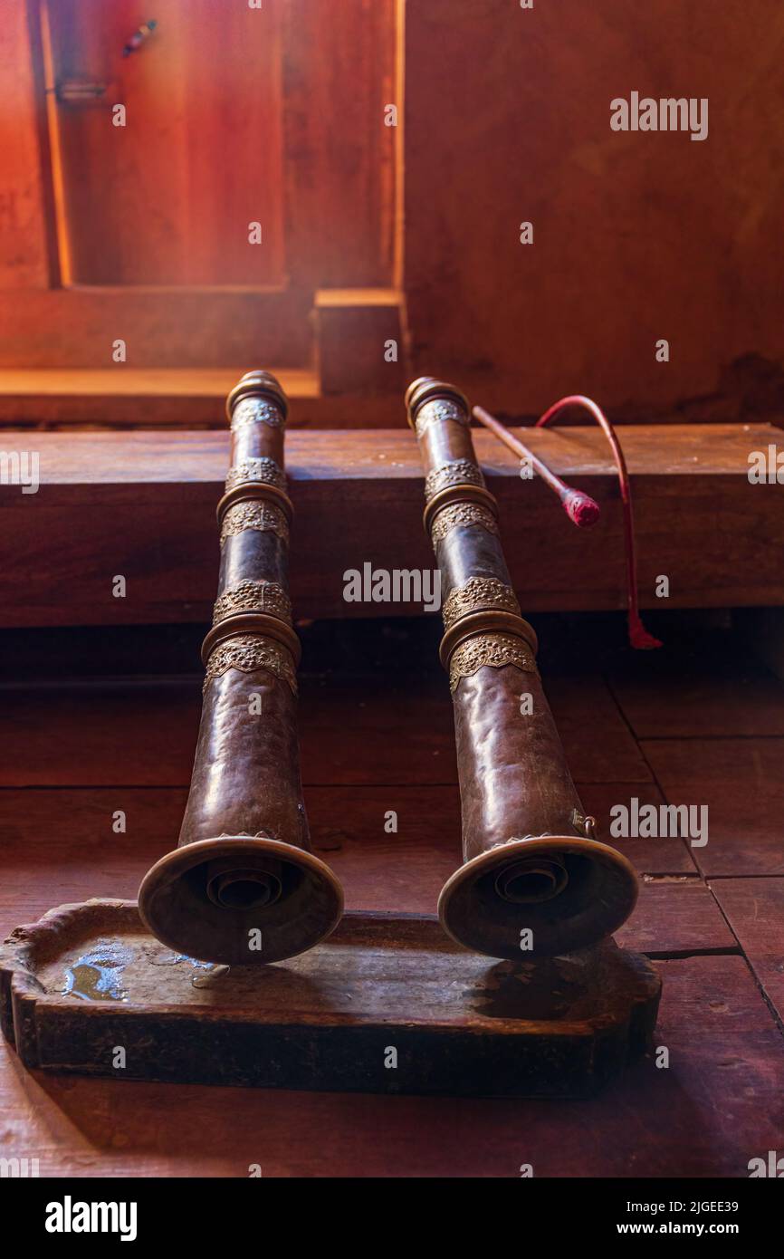 Corno lungo bhutanese, trombe religiose Foto Stock