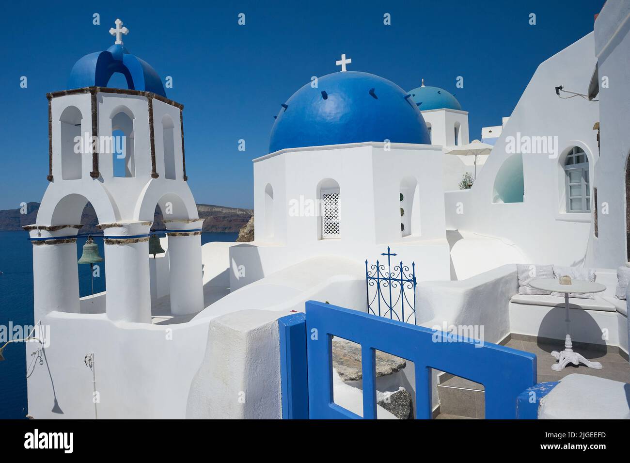 Tradizionali chiese greco-ortodosse a cupola blu a Oia, o Ia sull'isola di Santorini, parte delle isole Cicladi al largo della Grecia continentale Foto Stock
