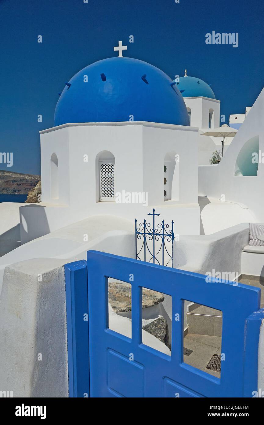 Tradizionali chiese greco-ortodosse a cupola blu a Oia, o Ia sull'isola di Santorini, parte delle isole Cicladi al largo della Grecia continentale Foto Stock