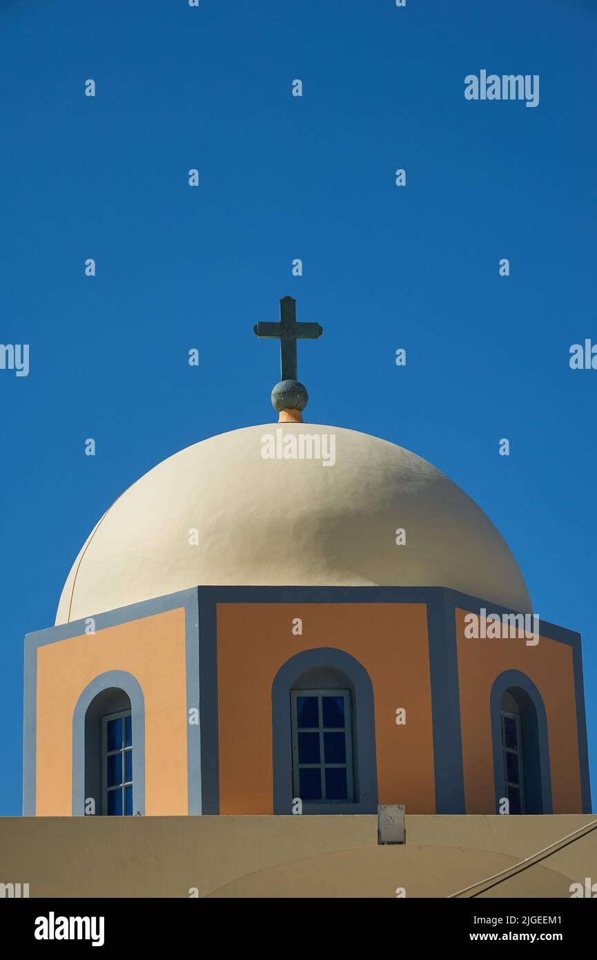 Cattedrale cattolica di San Giovanni Battista a Fira sull'isola di Santorini, Grecia Foto Stock