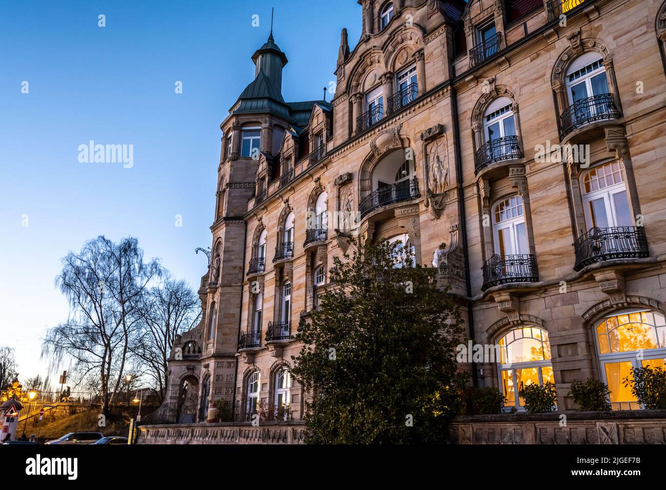 Magnifiche case sono illuminate da lanterne sul lungomare in tarda serata. Costanza, Lago di Costanza, Baden-Württemberg, Germania, Europa. Foto Stock