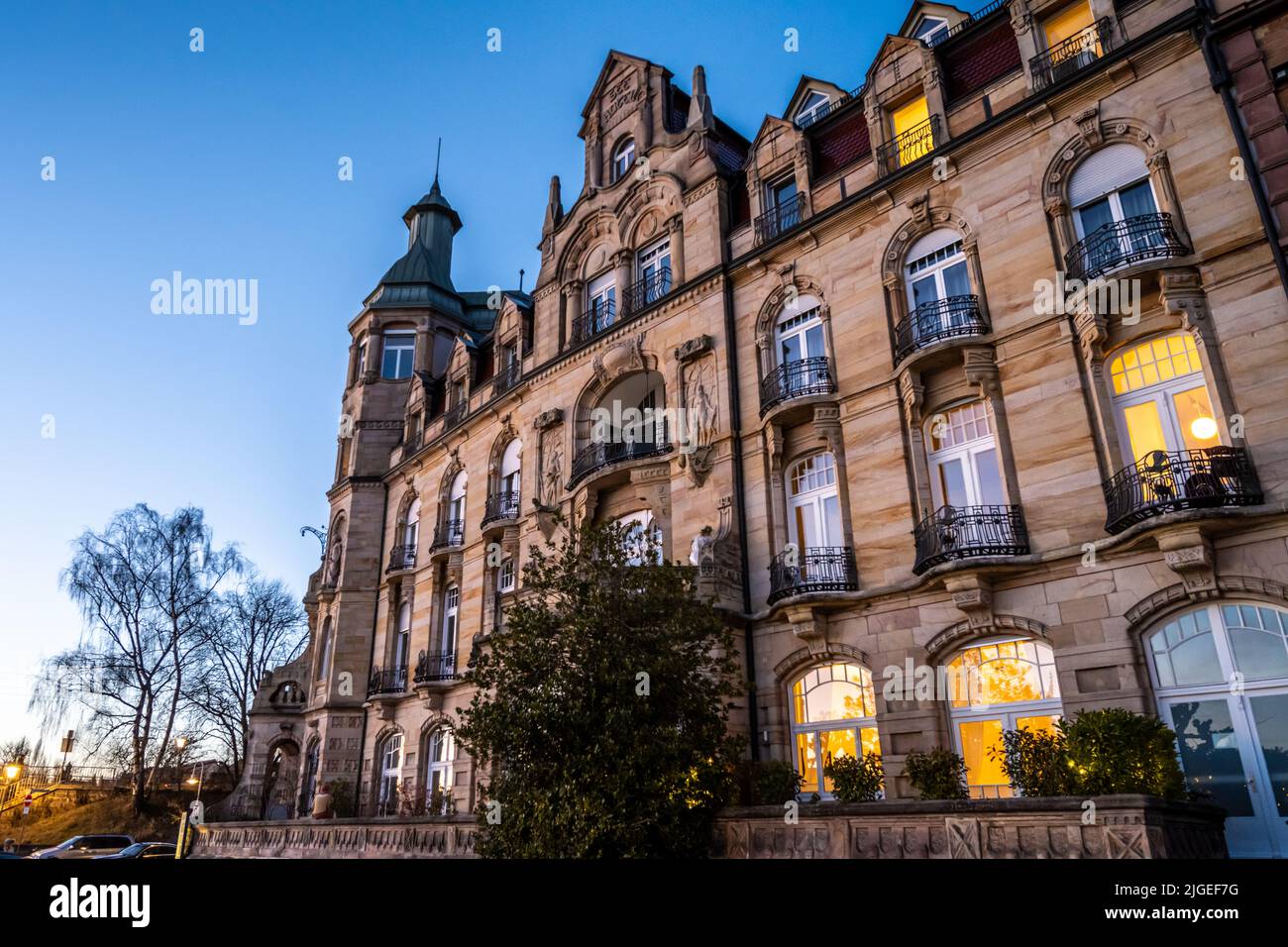 Magnifiche case sono illuminate da lanterne sul lungomare in tarda serata. Costanza, Lago di Costanza, Baden-Württemberg, Germania, Europa. Foto Stock