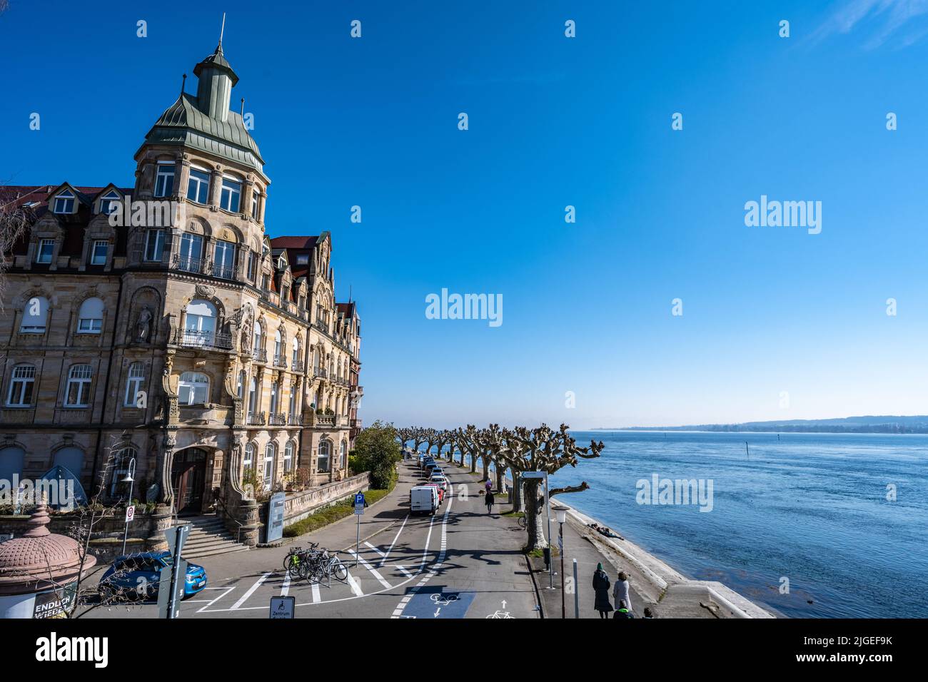 Vista dal ponte sulle magnifiche case sul lungomare nel pomeriggio. Costanza, Lago di Costanza, Baden-Württemberg, Germania, Europa. Foto Stock