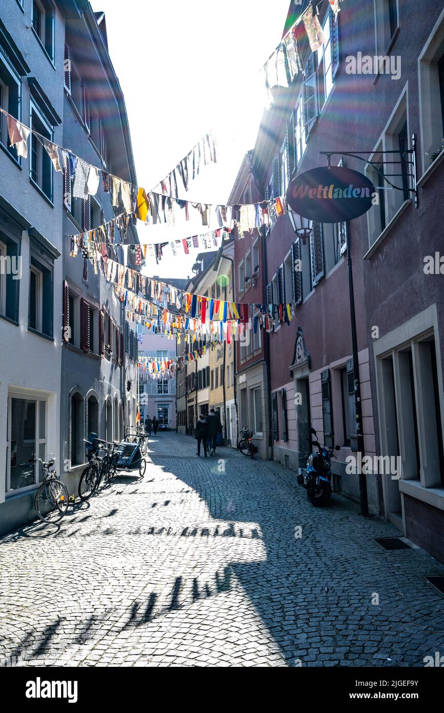 Una coppia cammina attraverso un piccolo vicolo romantico nel centro di Costanza. Foto Stock