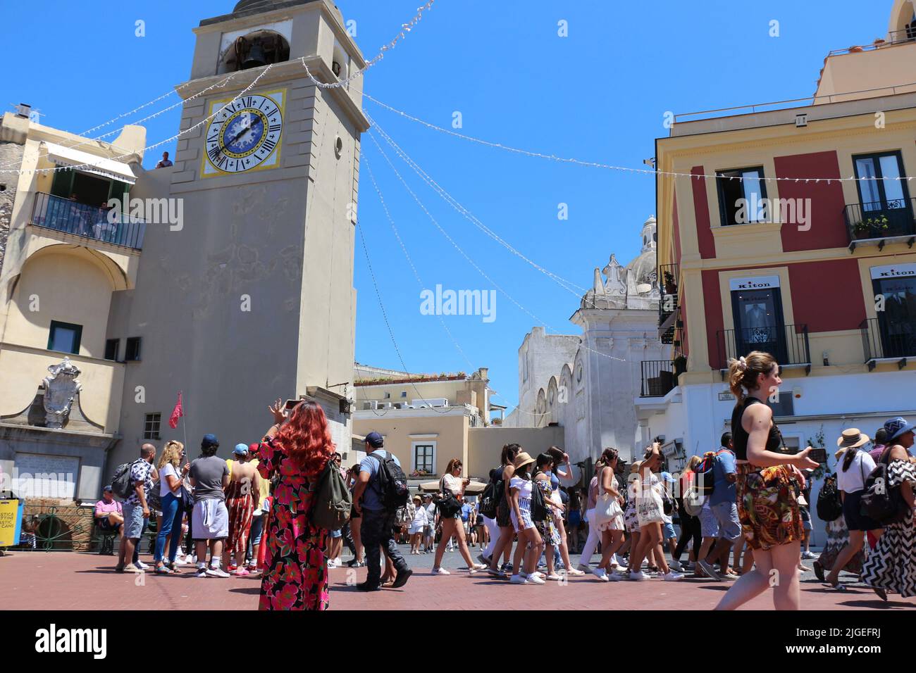 Estate nell'isola di Capri (Italia): I turisti passeggiano nella famosa Piazzetta Foto Stock