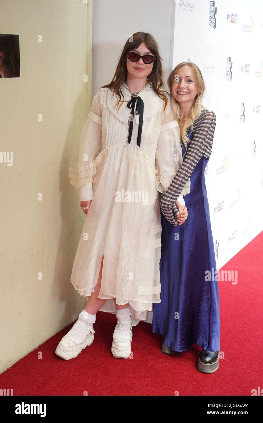 Rhian Teasdale e Hester Chambers arrivano per i South Bank Sky Arts Awards al Savoy di Londra. Data foto: Domenica 10 luglio 2022. Foto Stock