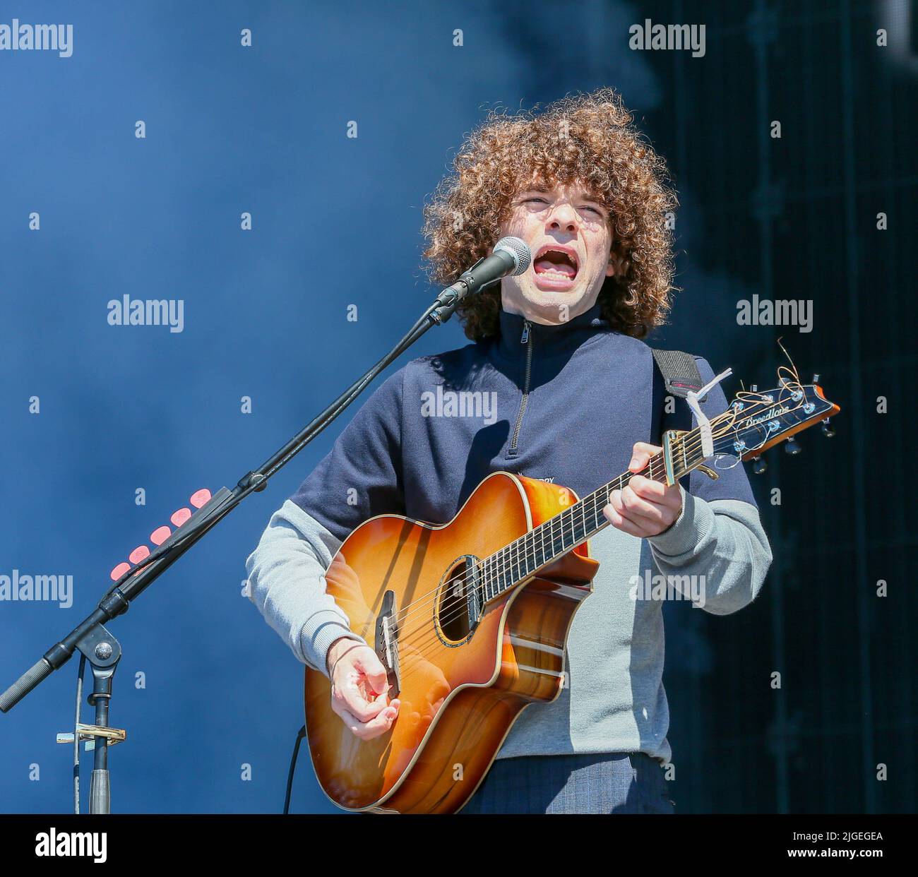 Glasgow, Regno Unito. 10th luglio 2022. Il cantante locale nato a Glasgow DYLAN JOHN THOMAS ha suonato il palcoscenico principale al festival musicale TRNSMT a una folla di appassionati di musica entusiasti. Credit: Findlay/Alamy Live News Foto Stock