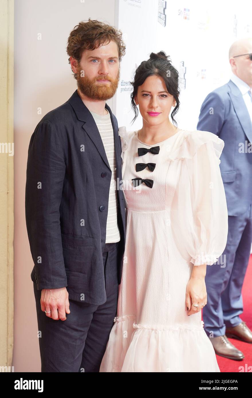 Kyle Soller e Phoebe Fox in arrivo per i South Bank Sky Arts Awards al Savoy di Londra. Data foto: Domenica 10 luglio 2022. Foto Stock