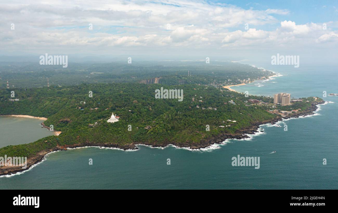 Drone aereo di costa con spiagge e alberghi. Unawatuna, Sri Lanka. Foto Stock