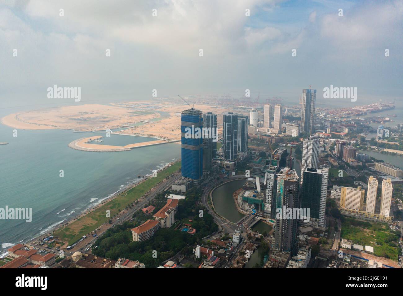 Drone aereo delle zone residenziali della città di Colombo e della torre del loto. Sri Lanka. Foto Stock
