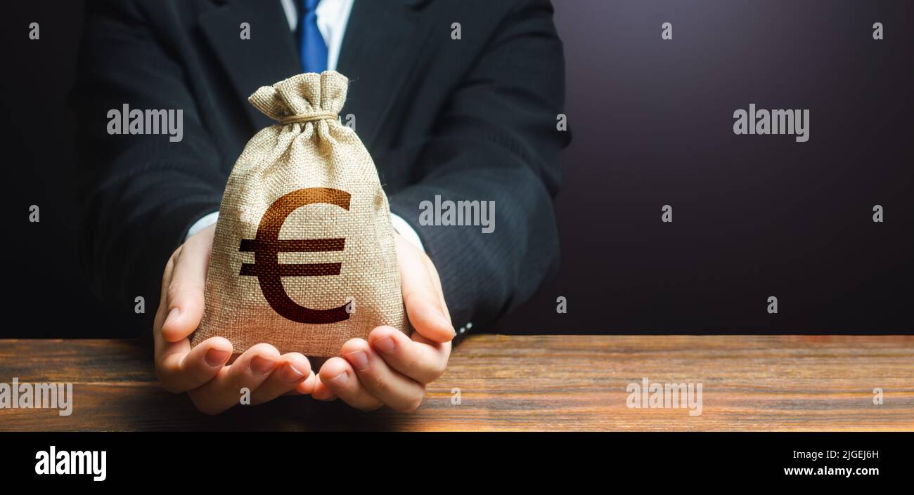 L'uomo d'affari tiene fuori la borsa di soldi dell'euro. Ipoteca, approvazione prestito. Denaro facile. Salario, prestazioni, profitto. Attirare investimenti. Risparmi sui depositi. Rimborso Foto Stock