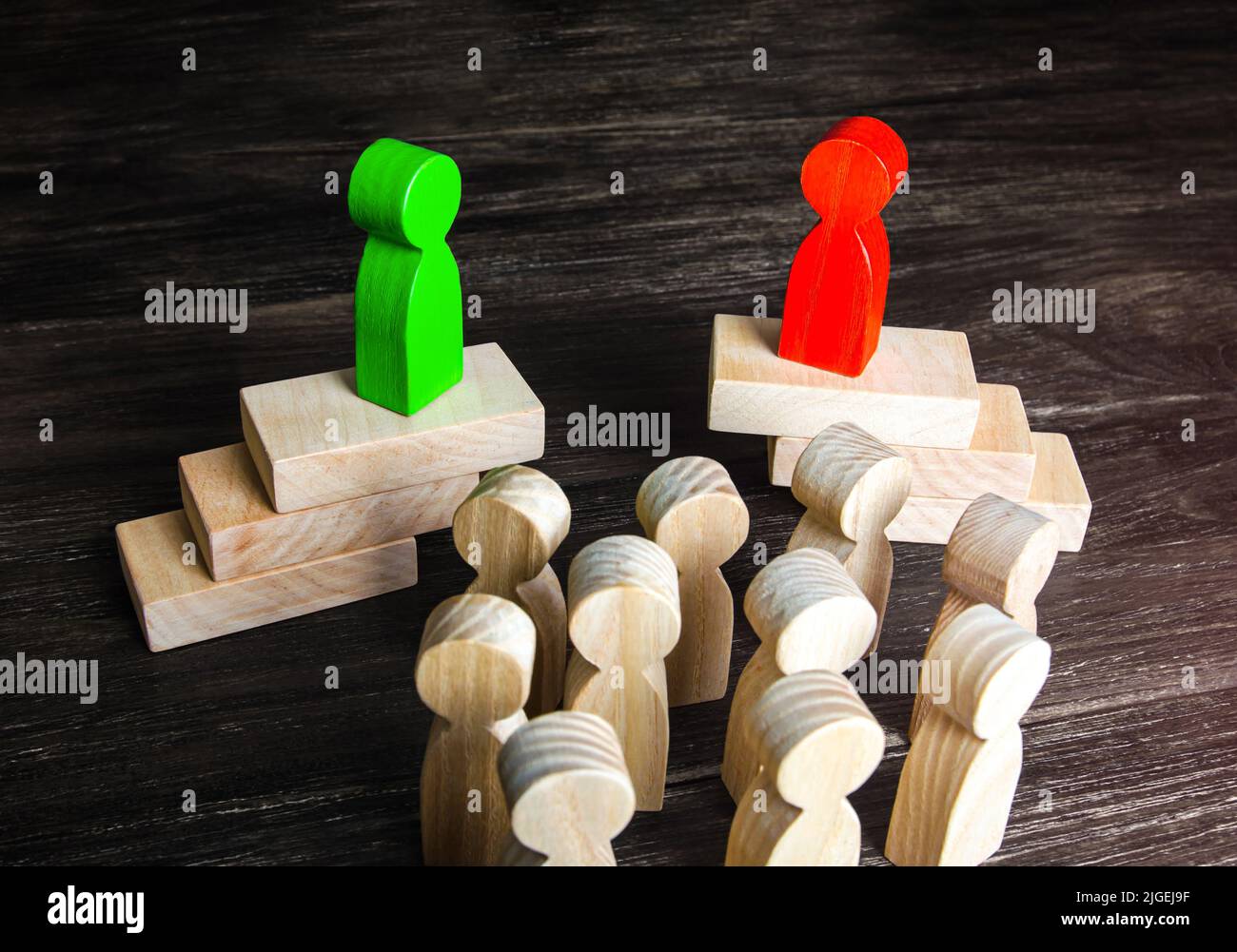 Oppositori al dibattito con il pubblico. Gara elettorale. Processo politico. Convinca il pubblico sopra al vostro lato. Voto e approvazione degli elettori. Prova che sei r Foto Stock