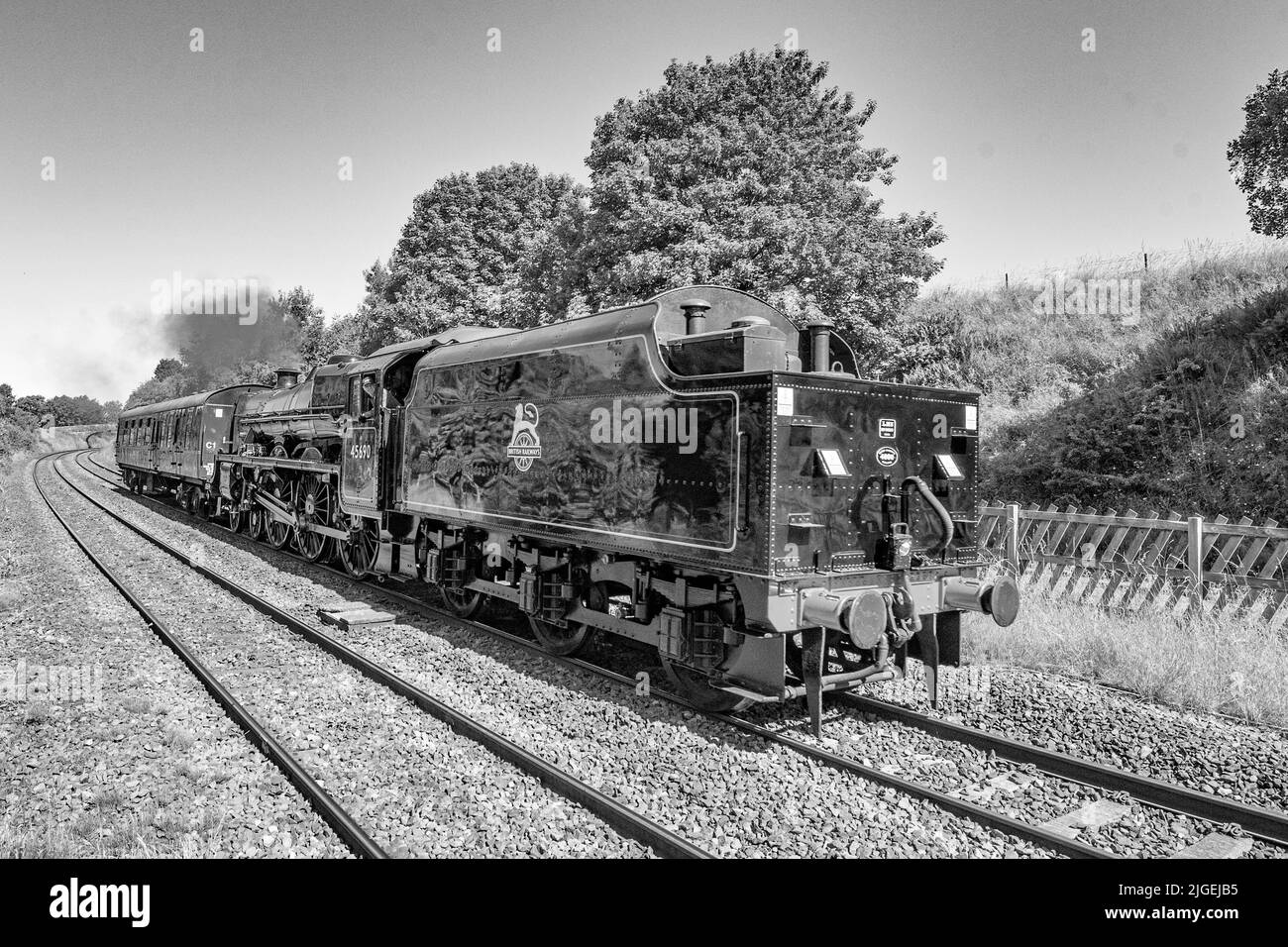 Leander BR 45690 in direzione di Hellifield, mentre in reverse.operating come 'il Waverley' & su un Carlisle a York tour.seen passando attraverso Long Preston. Foto Stock