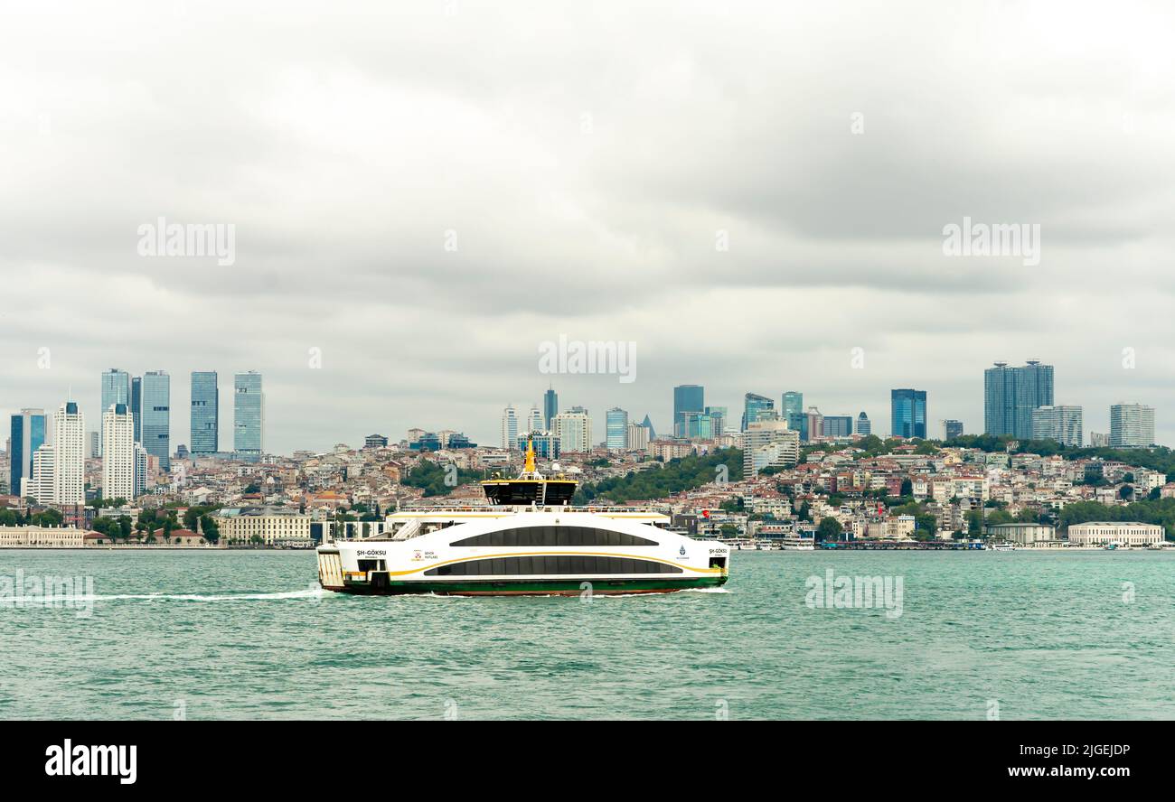 Nave passeggeri SH GekSU a Marmara Sea di fronte allo skyline di Istanbul, Turchia Foto Stock