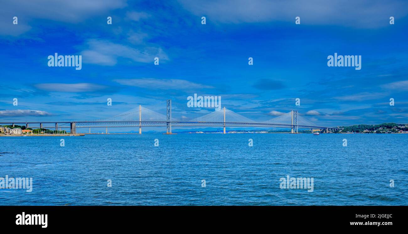 Forth Road Bridge e il Queensferry Crosy (sullo sfondo) da South Queensferry Foto Stock