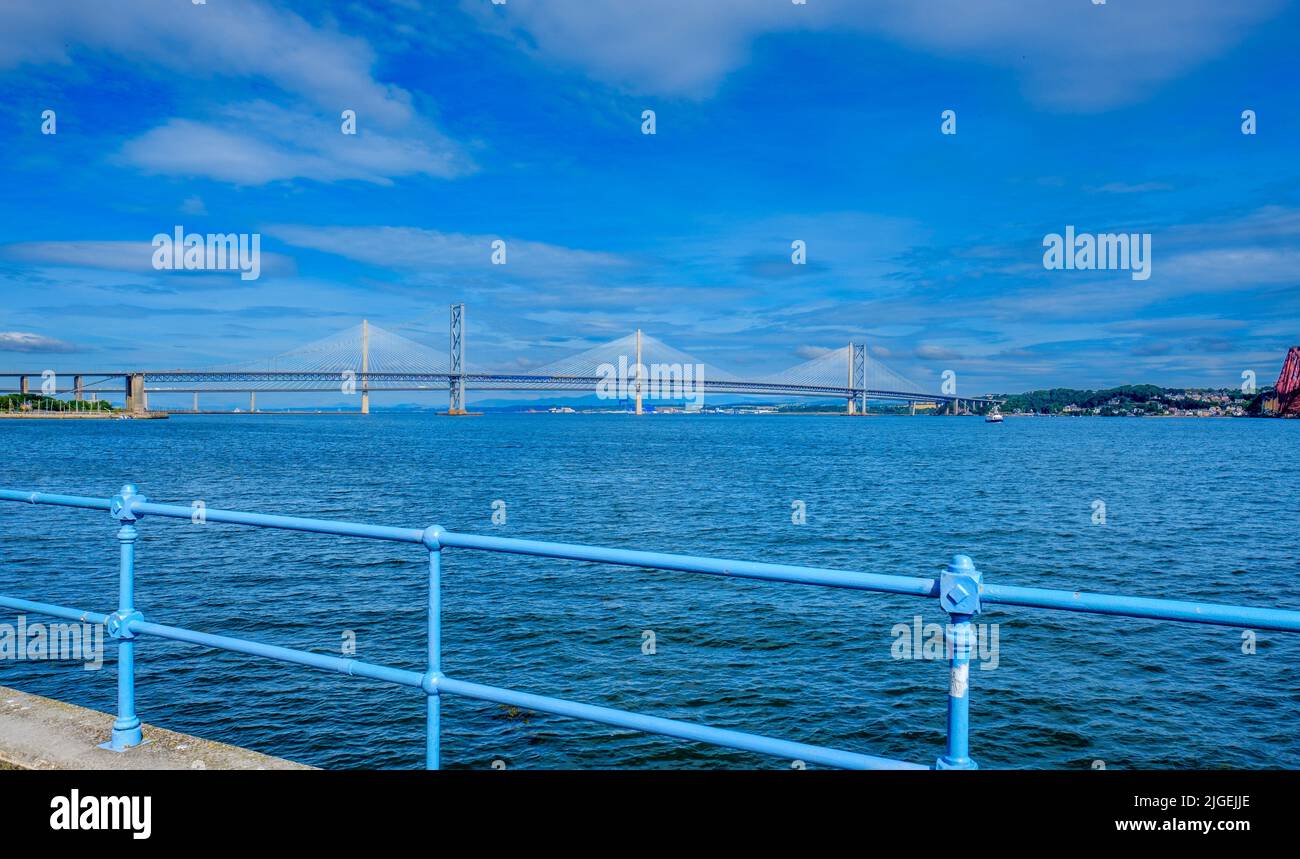 Forth Road Bridge e il Queensferry Crosy (sullo sfondo) da South Queensferry Foto Stock