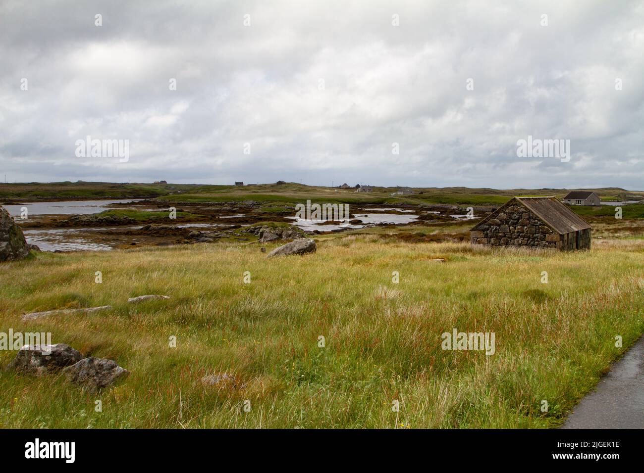 Pietra byre sulla riva di Loch Eynort, Sud Uist Foto Stock