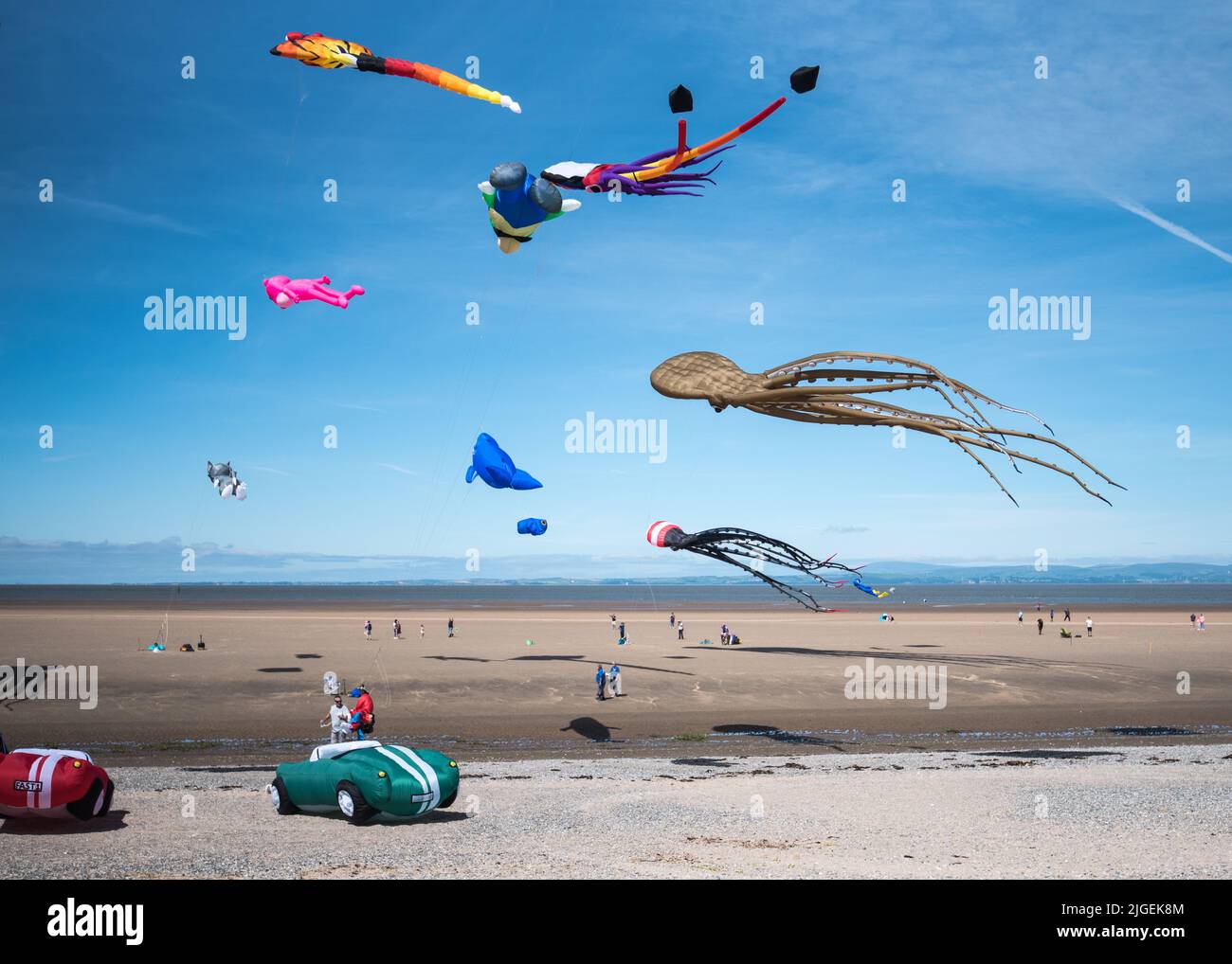 Morecambe 'Catch the Wind' Kite & Music Festival 2022 con decine di grandi, colorati, gonfiabili aquiloni. Un evento gratuito che si tiene il 10th e 11th luglio 2022. Foto Stock