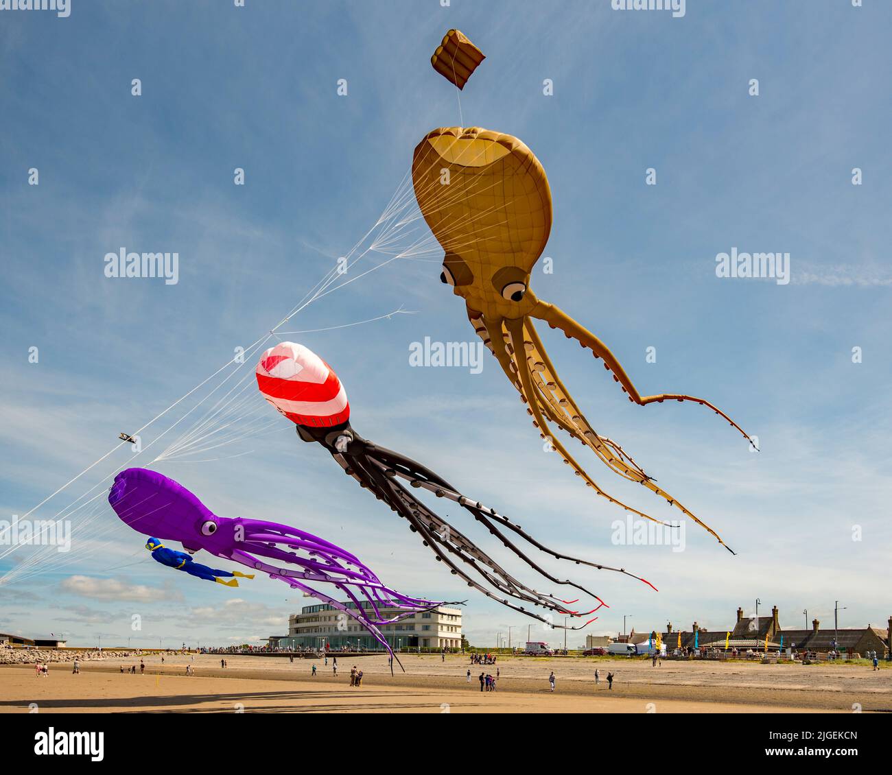 Morecambe 'Catch the Wind' Kite & Music Festival 2022 con decine di grandi, colorati, gonfiabili aquiloni. Un evento gratuito che si tiene il 10th e 11th luglio 2022. Foto Stock