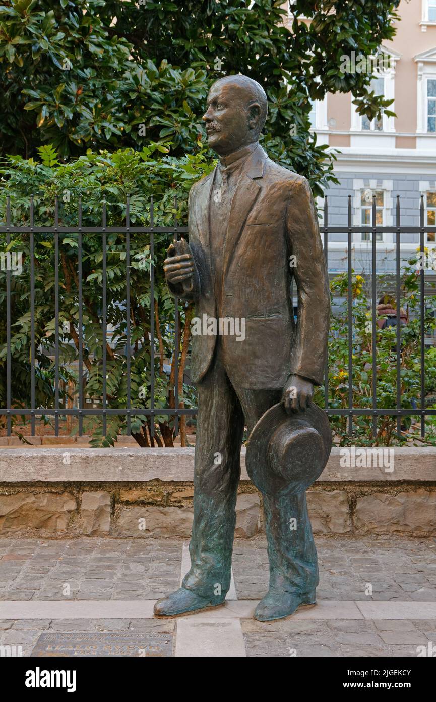 TRIESTE, Italia - 25 marzo 2022: Statua in bronzo del famoso scrittore italiano Italo Svevo, opera dello scultore triestino Nino Spagnoli, in piazza Hortis Foto Stock