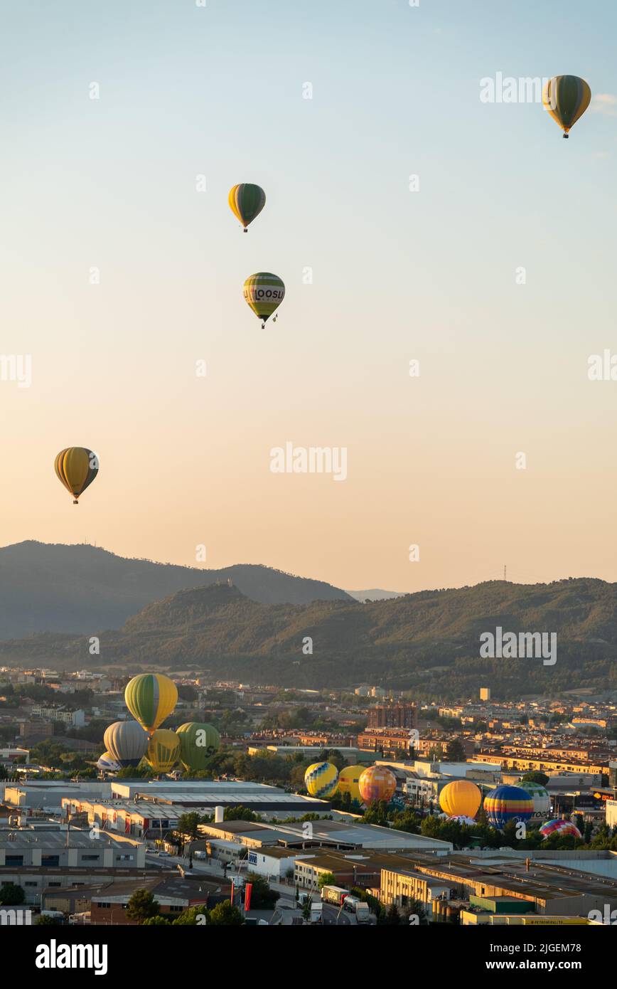 Igualada, Barcellona, Spagna. 10th luglio 2022. Ultimo giorno della festa del mongolfiera 24th a Igualada (Barcellona, Spagna).in quest'ultimo volo, 40 mongolfiere hanno lasciato l'area della ''conca d'Odena'', con lo spettacolare fondo della montagna di Montserrat, in una calda giornata di luglio nell'Europa meridionale (Credit Image: © Eric Renom/ZUMA Press Wire) Foto Stock