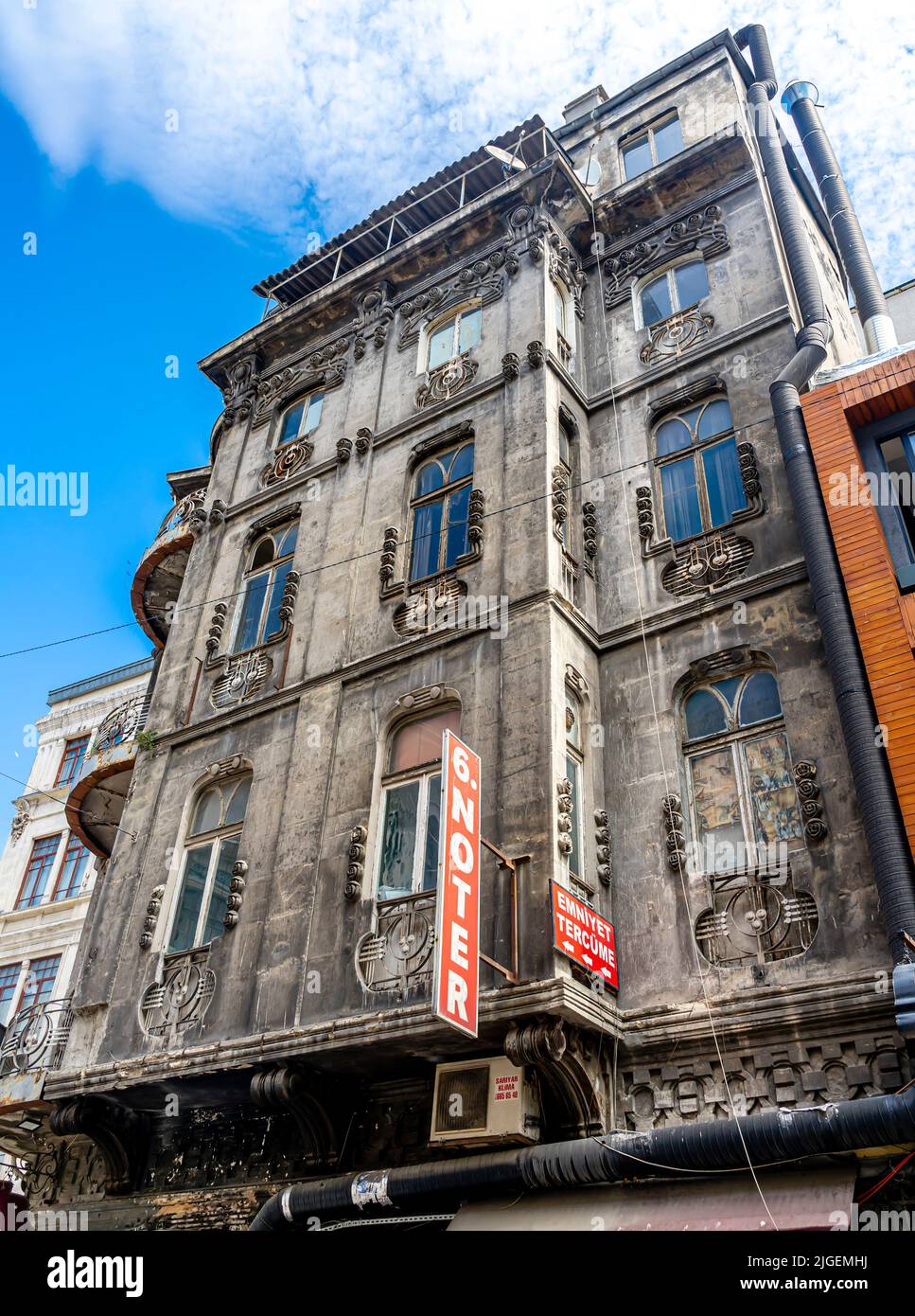 Edificio Art Nouveau a Büyük Postane CD.18 шт Fatih, İstanbul. Costruito nel 1904. Progettato dall'architetto italiano Raimondo DAronco, Vlora Han Foto Stock