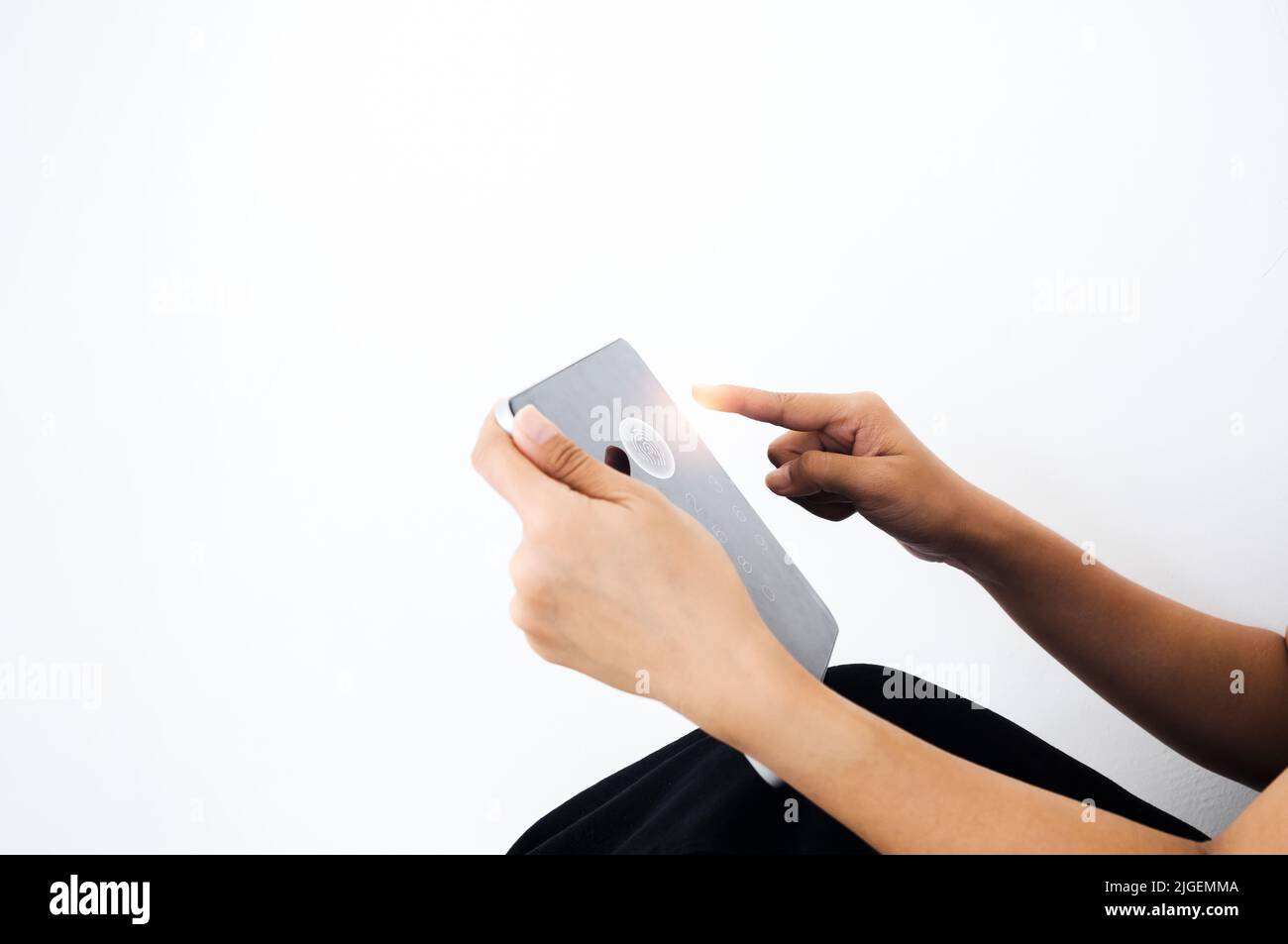 L'icona di scansione delle dita viene visualizzata mentre il dito della donna viene toccato sul tablet digitale intelligente su sfondo bianco con spazio per la copia. Sicurezza informatica, protezione dei dati, bu Foto Stock
