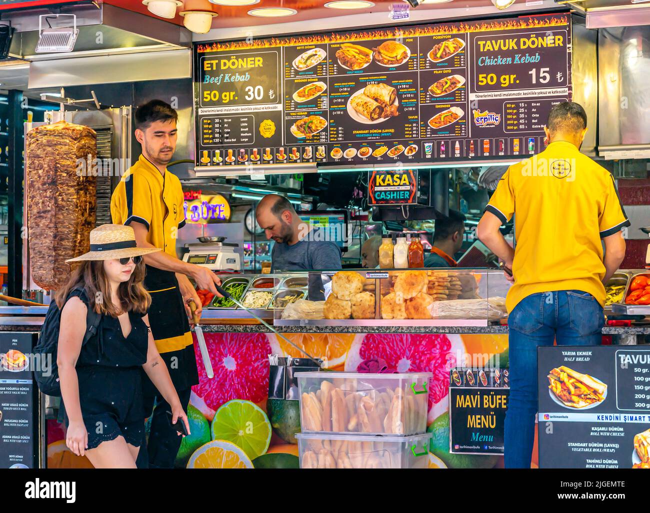 Tavuk doner shawerma stand. Fast-food fast food cafè a Istanbul, Turchia. Menu Foto Stock