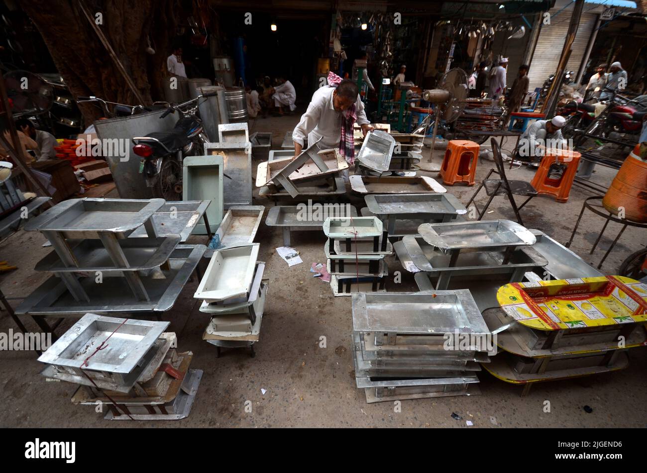 Peshawar, Pakistan. 08th luglio 2022. Un uomo vende roba usato in barbecue per i clienti prima del festival musulmano di Eid al-Adha a Peshawar. EID al-Adha segna il pellegrinaggio musulmano annuale, noto come Hajj, per visitare la Mecca. Durante Eid al-Adha, i musulmani macelleranno un animale e divideranno la carne in tre parti: Una per la famiglia, una per gli amici e i parenti, e una per i poveri e i bisognosi. (Foto di Hussain Ali/Pacific Press) Credit: Pacific Press Media Production Corp./Alamy Live News Foto Stock