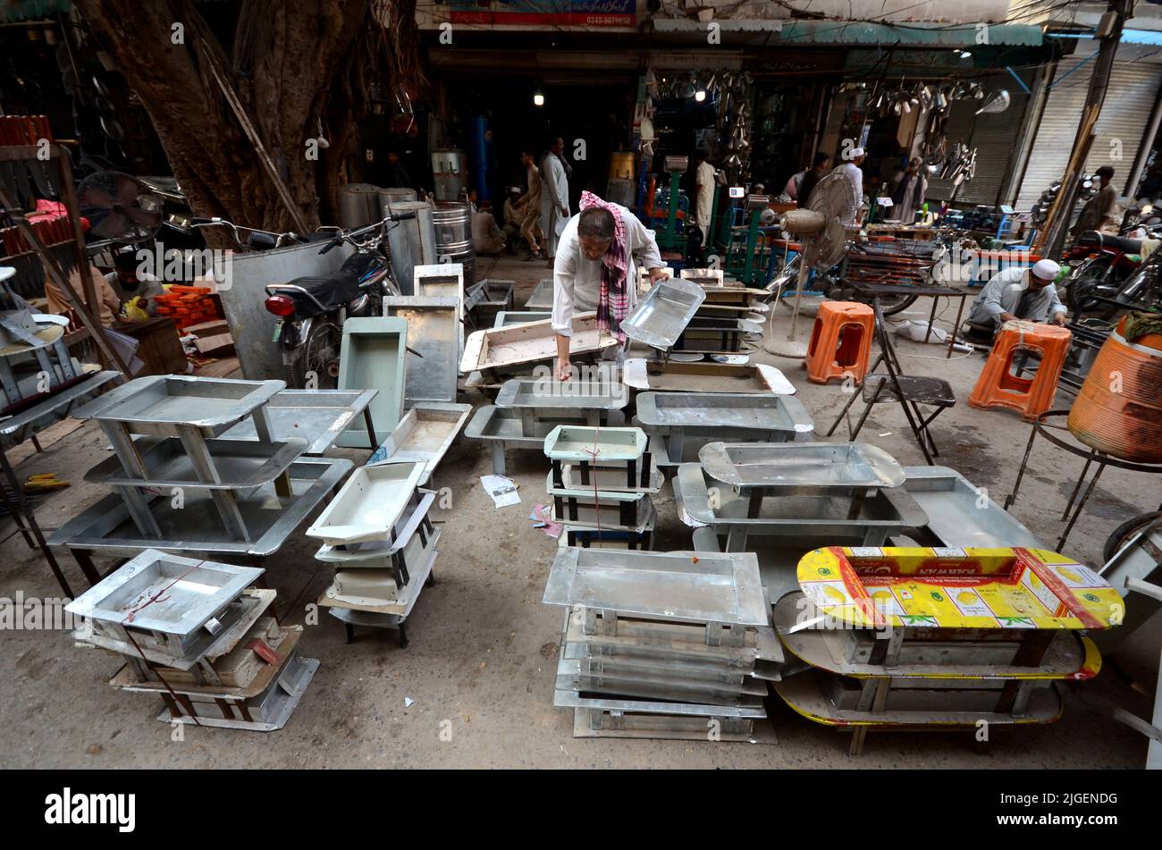 Peshawar, Pakistan. 08th luglio 2022. Un uomo vende roba usato in barbecue per i clienti prima del festival musulmano di Eid al-Adha a Peshawar. EID al-Adha segna il pellegrinaggio musulmano annuale, noto come Hajj, per visitare la Mecca. Durante Eid al-Adha, i musulmani macelleranno un animale e divideranno la carne in tre parti: Una per la famiglia, una per gli amici e i parenti, e una per i poveri e i bisognosi. (Foto di Hussain Ali/Pacific Press) Credit: Pacific Press Media Production Corp./Alamy Live News Foto Stock