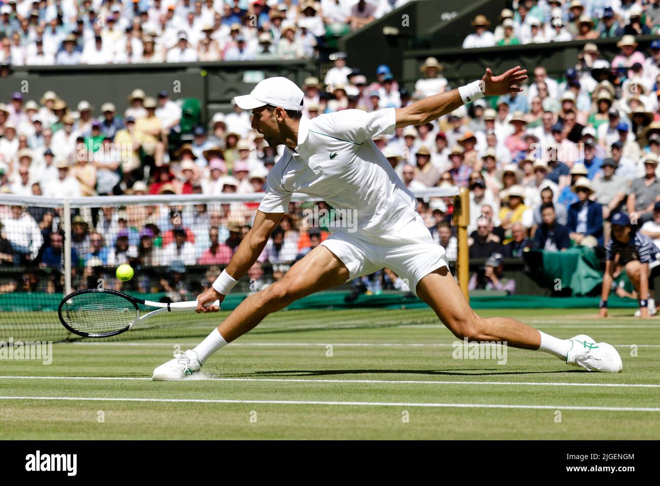 Londra, UK, 10th luglio 2022: Novak Djokovic è in azione durante la finale maschile ai campionati Wimbledon 2022 presso l'All England Lawn Tennis and Croquet Club di Londra. Credit: Frank Molter/Alamy Live news Foto Stock