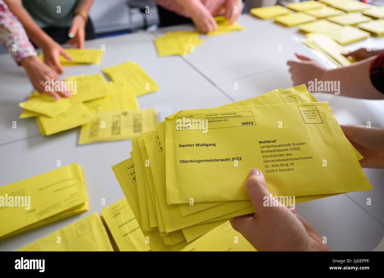 Dresda, Germania. 10th luglio 2022. Le buste delle urne per le urne assentee per il secondo turno di votazioni per il sindaco sono ordinate per prove di validità presso il Centro di voto per gli asentee presso il Centro scolastico professionale per l'Ingegneria elettrica. Credit: Robert Michael/dpa/Alamy Live News Foto Stock