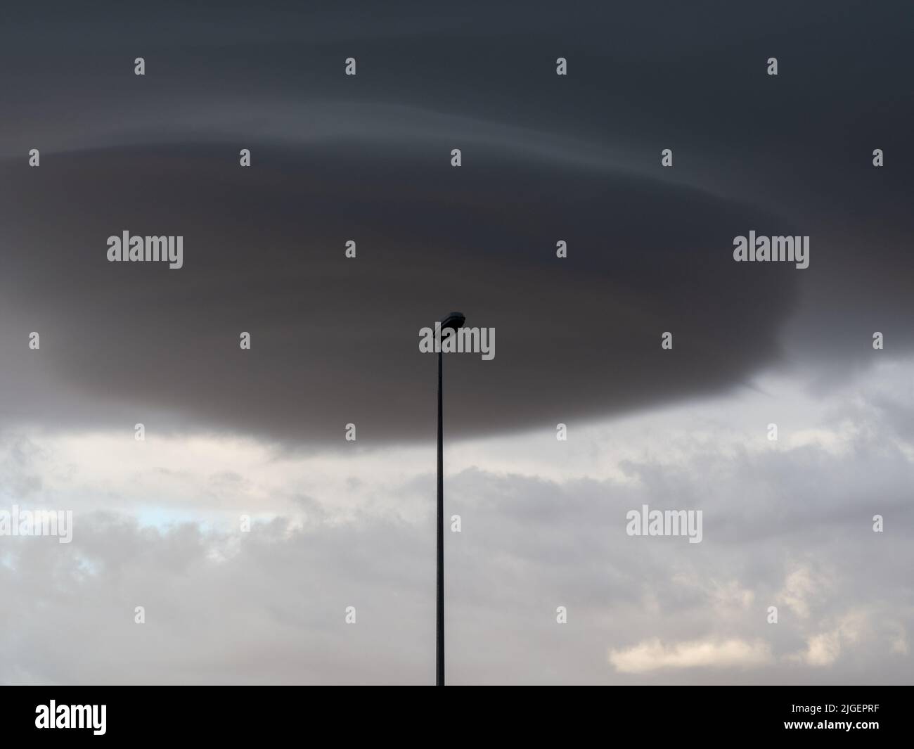 cielo tempestoso in una zona industriale. Concetto di tempesta estiva Foto Stock