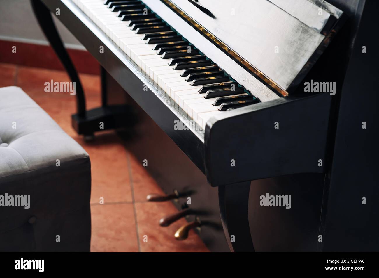 Il vecchio pianoforte nero. Primo piano dei tasti. Foto Stock