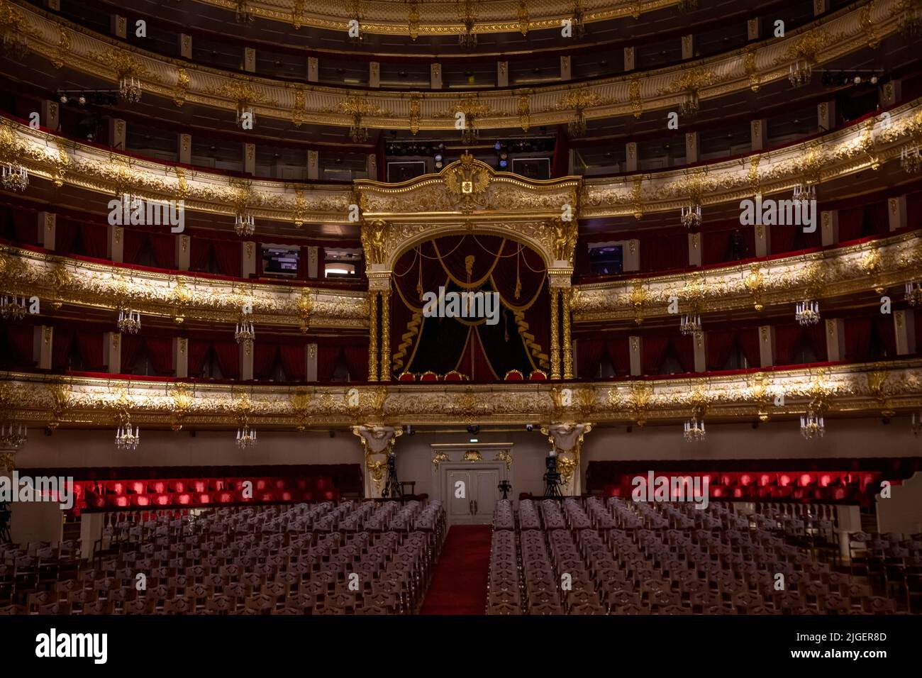 Vista dal palcoscenico all'interno dell'auditorium nel Teatro Bolshoi (la fase storica) di Balletto e Opera di Mosca, Russia Foto Stock