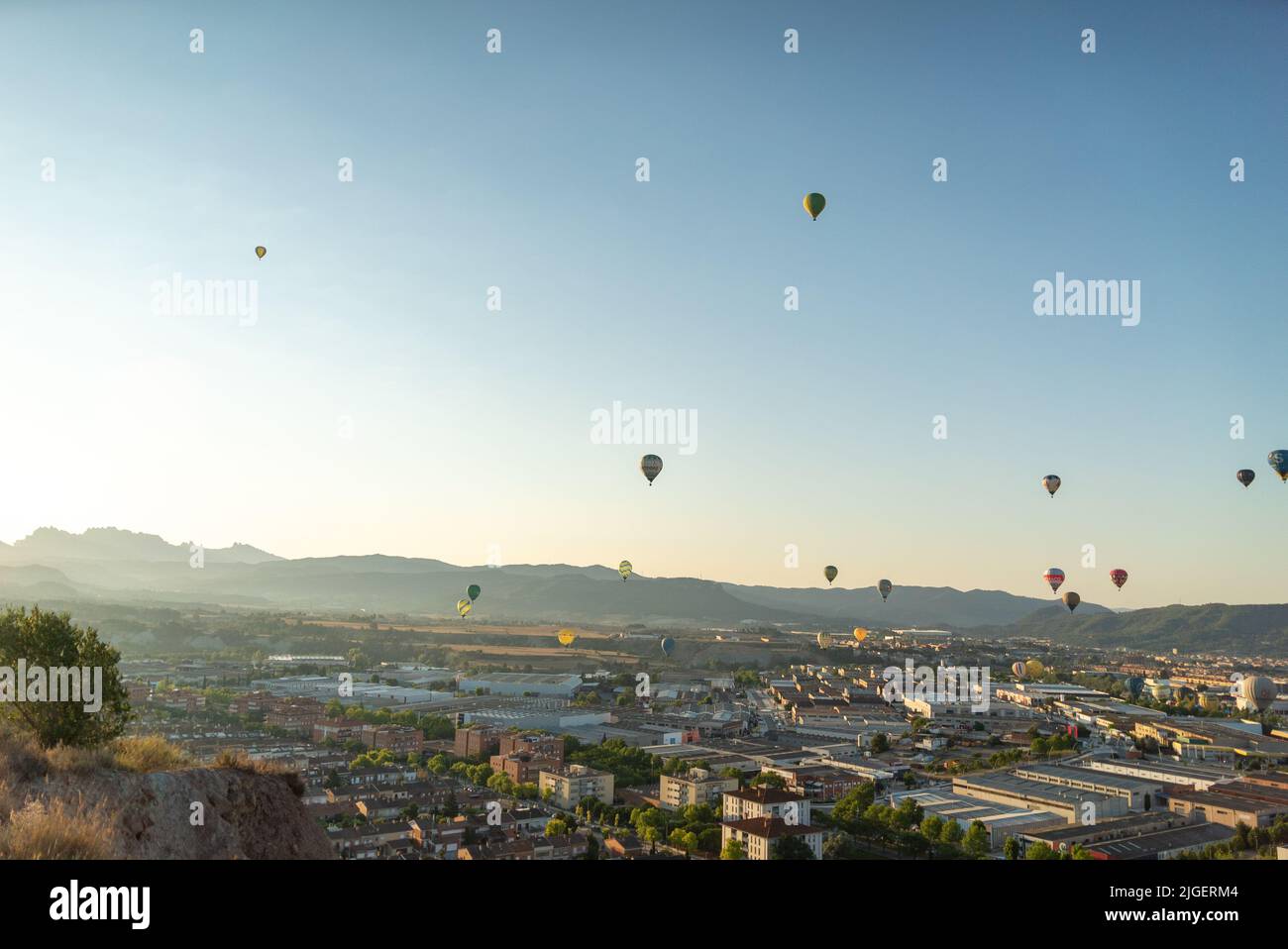 Igualada, Barcellona, Spagna. 10th luglio 2022. Ultimo giorno della festa del mongolfiera 24th a Igualada (Barcellona, Spagna).in quest'ultimo volo, 40 mongolfiere hanno lasciato l'area della ''conca d'Odena'', con lo spettacolare fondo della montagna di Montserrat, in una calda giornata di luglio nell'Europa meridionale (Credit Image: © Eric Renom/ZUMA Press Wire) Foto Stock