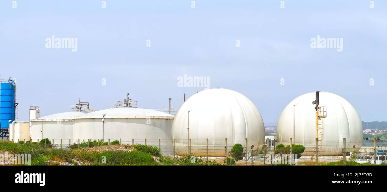 I serbatoi di gas liquefatti forniscono energia Foto Stock