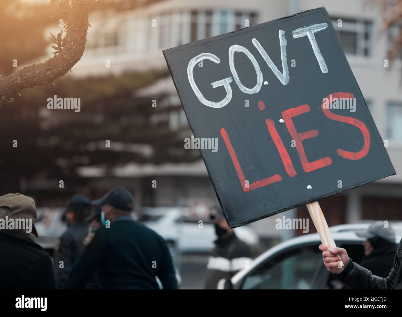 Non più tollerato. Città del Capo, Sudafrica - 2 ottobre 2021 manifestanti irriconoscibili che tengono su segni e protestano contro il governo Foto Stock