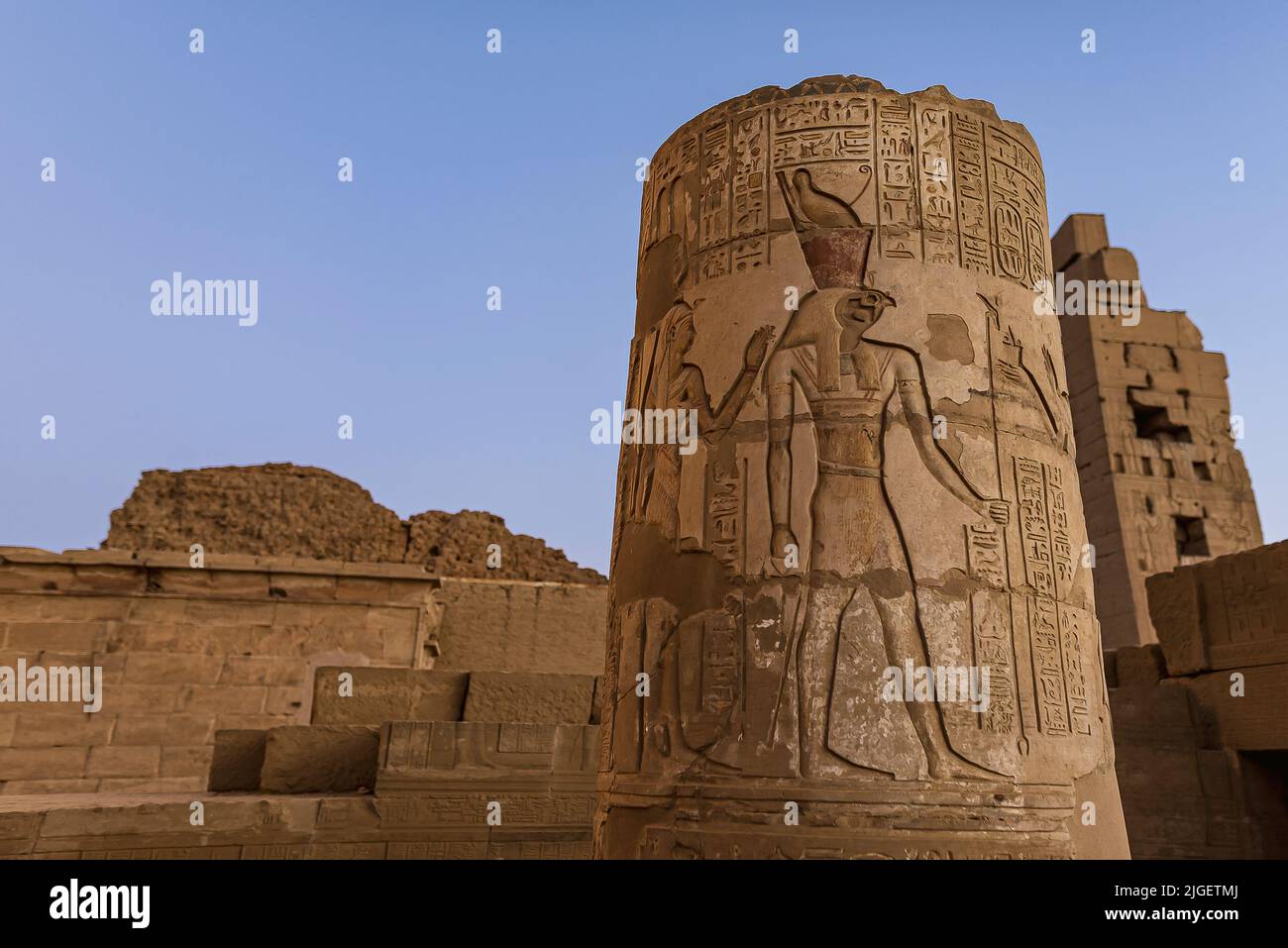 Rilievo del Dio egiziano Horus su una colonna al tempio di Kom Ombo, Egitto, Oktober 23, 2018 Foto Stock