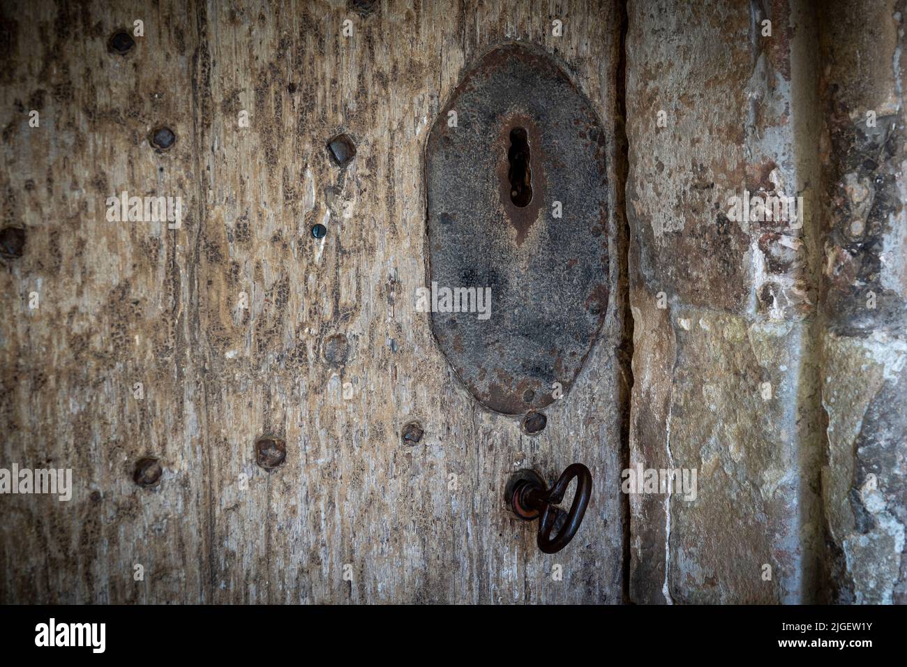 Mobili porta con portachiavi su porta chiesa antica St Michael's Tunstall, Suffolk, Regno Unito Foto Stock