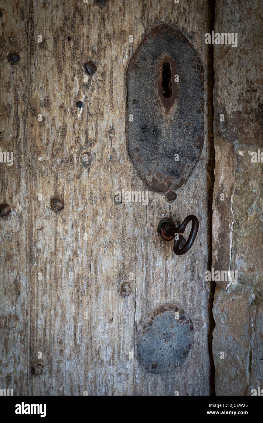 Mobili porta con portachiavi su porta chiesa antica St Michael's Tunstall, Suffolk, Regno Unito Foto Stock