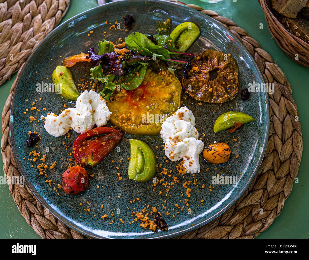 La Déclinaison de Tomate, un antipasto gourmet che presenta il pomodoro in diverse varianti, proviene dalla cucina dello chef Gaël Faure all’Hôtel Restaurant La Treille Muscate a Cliousclat, Drôme, Francia. Foto Stock