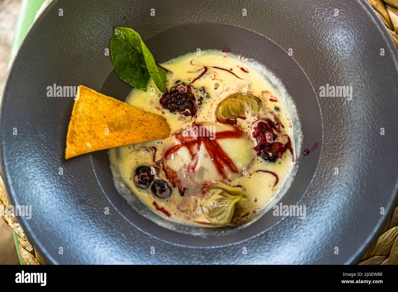 L'Oeuf Bio Basse Température, un uovo biologico cotto a bassa temperatura come antipasto gastronomico, proviene dalla cucina di Gaël Faure all'Hôtel Restaurant La Treille Muscate a Cliousclat, Drôme, Francia. Foto Stock
